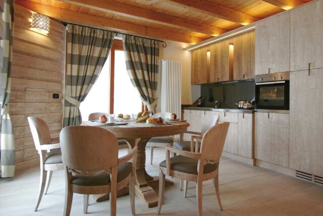 Residence montano arredato con mobili in legno massello moderni