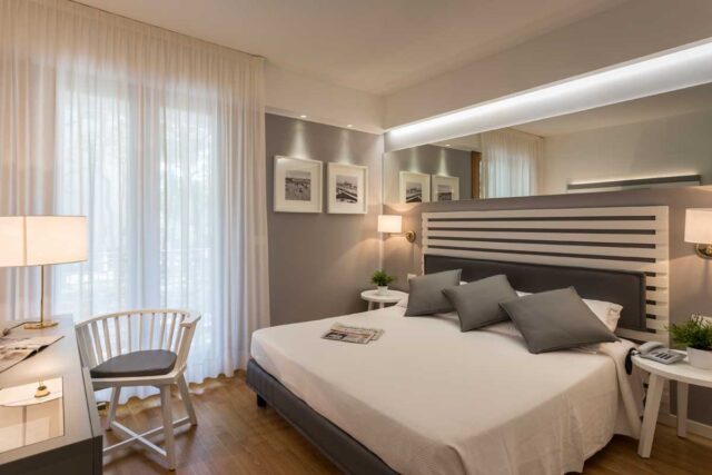 Mobili su misura dai toni leggeri per un Hotel di mare