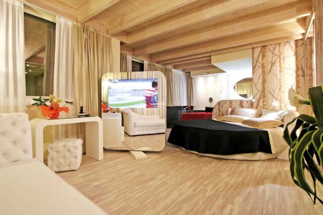 Lusso e tecnologia per la suite di un hotel sul lago