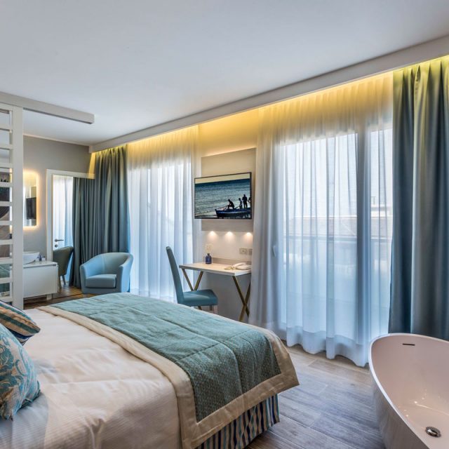 https://www.gruppo5.it/wp-content/uploads/2019/03/arredamenti-suite-hotel-bibione-7-640x640.jpg