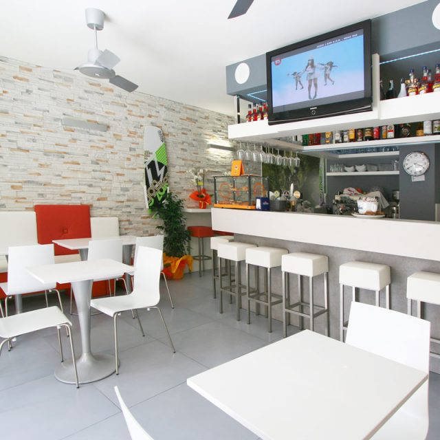 https://www.gruppo5.it/wp-content/uploads/2019/03/arredamento-bar-moderno-3-640x640.jpg