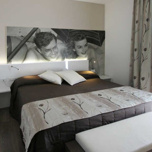 camera moderna con letto sommier