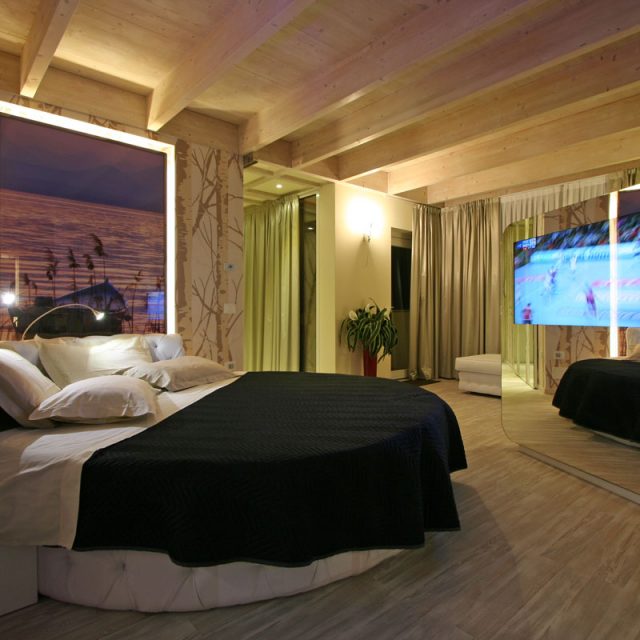 https://www.gruppo5.it/wp-content/uploads/2019/03/arredi-suite-lusso-garda-5-1-640x640.jpg