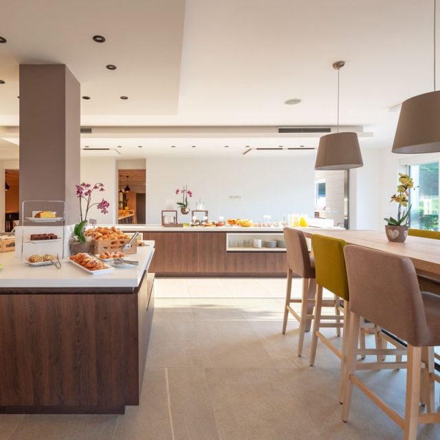https://www.gruppo5.it/wp-content/uploads/2019/03/arredo-moderno-sala-ristorante-1-640x640.jpg