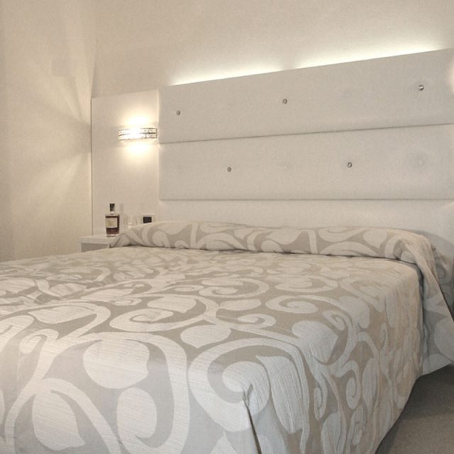 https://www.gruppo5.it/wp-content/uploads/2019/03/camere-hotel-moderno-3-640x640.jpg