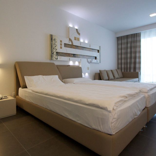 https://www.gruppo5.it/wp-content/uploads/2019/03/cucine-monoblocco-hotel-malcesine-4-640x640.jpg