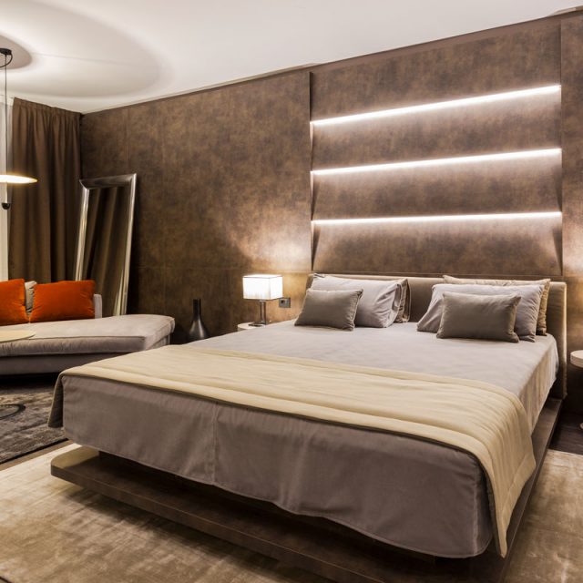 https://www.gruppo5.it/wp-content/uploads/2019/03/hotel-lusso-arredamento-camere-640x640.jpg