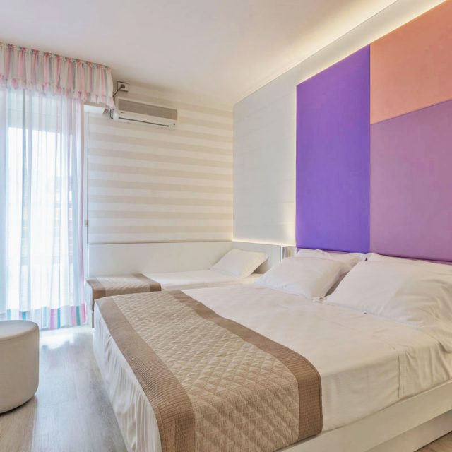 https://www.gruppo5.it/wp-content/uploads/2019/03/mobili-hotel-moderno-caorle-7-640x640.jpg