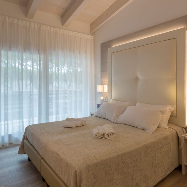 https://www.gruppo5.it/wp-content/uploads/2019/03/mobili-moderni-hotel-eraclea-5-640x640.jpg