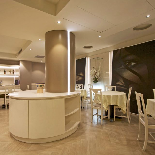 https://www.gruppo5.it/wp-content/uploads/2019/03/sala-ristorante-stile-neoclassico-2-640x640.jpg