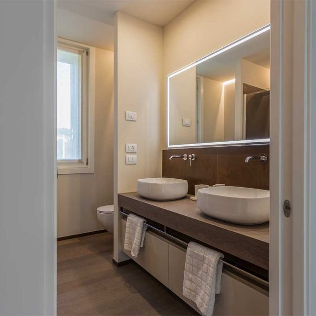 https://www.gruppo5.it/wp-content/uploads/2020/06/1-arredo-bagno-personalizzato-640x640.jpg