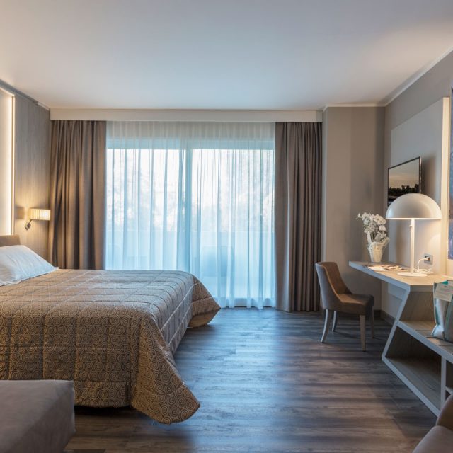 https://www.gruppo5.it/wp-content/uploads/2020/07/1-arredo-hotel-camere-moderne-lazise-640x640.jpg