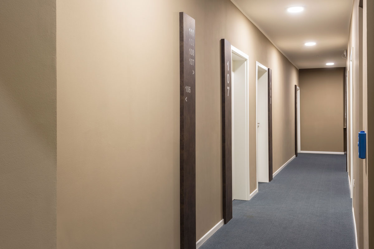 1-corridoio-hotel-arredamento-moderno