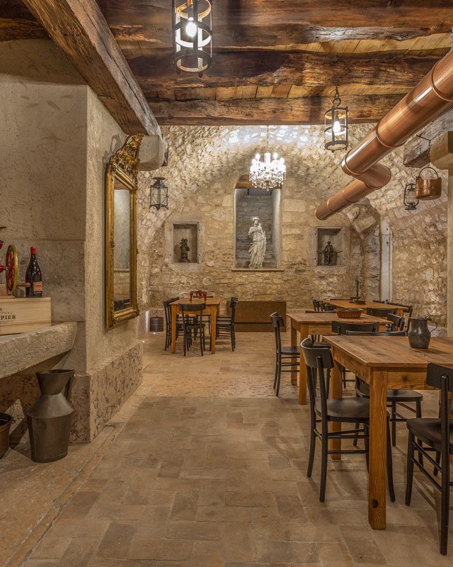 https://www.gruppo5.it/wp-content/uploads/2020/07/4-arredo-rustico-moderno-sala-degustazione-640x800.jpg