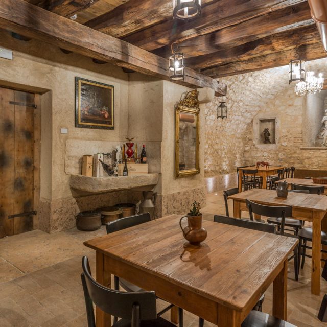 https://www.gruppo5.it/wp-content/uploads/2020/07/5-arredo-rustico-moderno-sala-degustazione-640x640.jpg