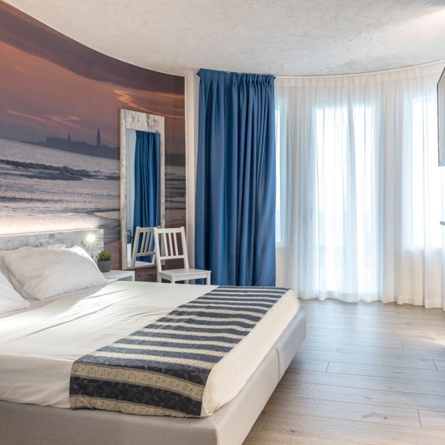 https://www.gruppo5.it/wp-content/uploads/2020/11/1new-arredo-moderno-hotel-mare-caorle-640x640.jpg