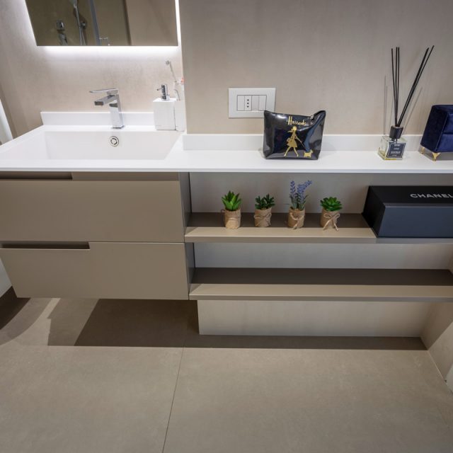 https://www.gruppo5.it/wp-content/uploads/2021/02/progetto-bagno-moderno-617-2-640x640.jpg