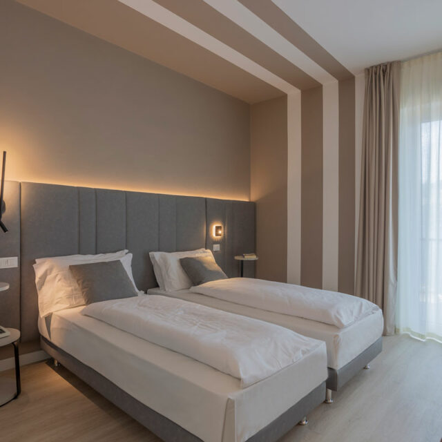 https://www.gruppo5.it/wp-content/uploads/2021/07/9-arredo-moderno-funzionale-hotel-mare-640x640.jpg
