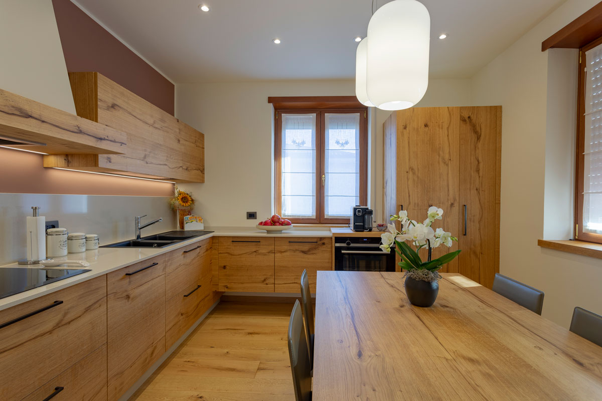 16-zona-giorno-cucina-moderna-in-legno-naturale