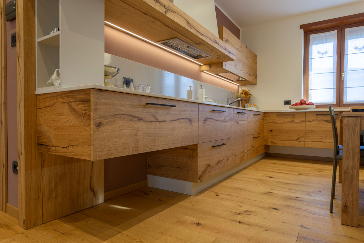 21-zona-giorno-cucina-moderna-in-legno-naturale