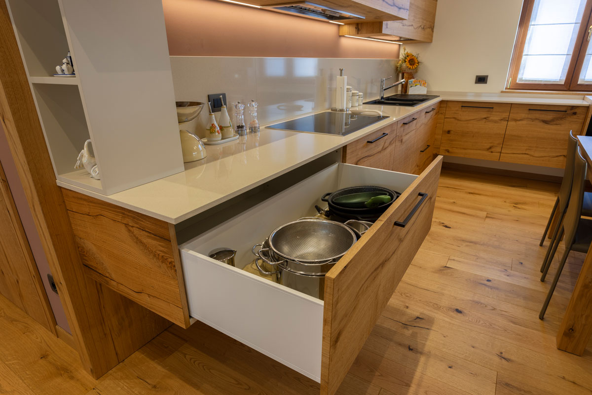 25-zona-giorno-cucina-moderna-in-legno-naturale