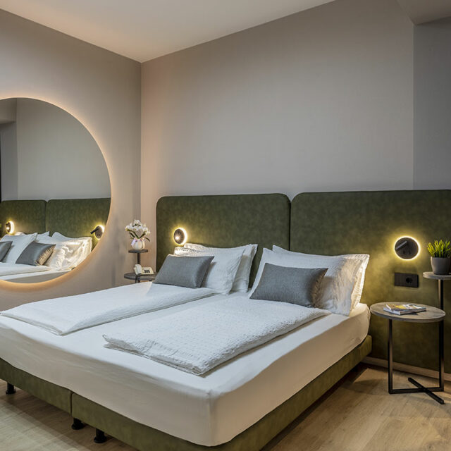 https://www.gruppo5.it/wp-content/uploads/2022/04/15-arredamenti-hotel-moderno-garda-brenzone-640x640.jpg