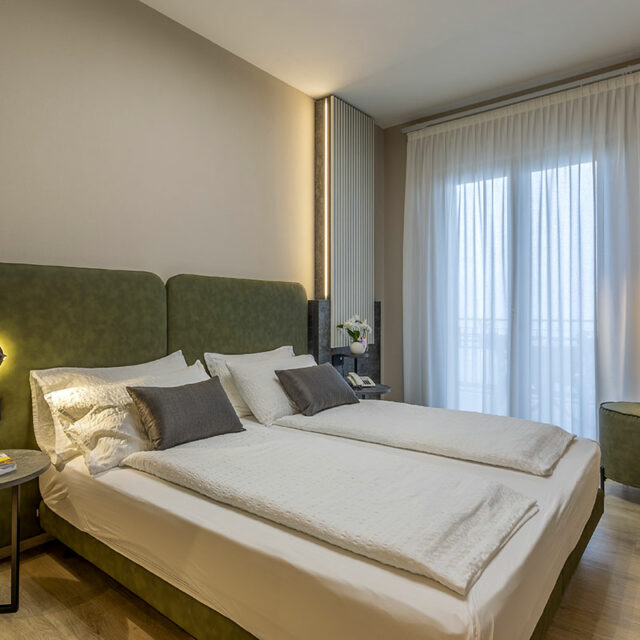 https://www.gruppo5.it/wp-content/uploads/2022/04/2-arredamenti-hotel-moderno-garda-brenzone-640x640.jpg
