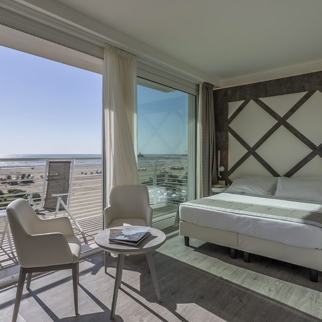 https://www.gruppo5.it/wp-content/uploads/2022/06/1-arredo-camera-hotel-raffinato-caorle-640x640.jpg