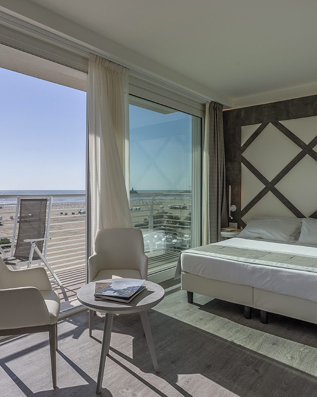 https://www.gruppo5.it/wp-content/uploads/2022/06/1-arredo-camera-hotel-raffinato-caorle-640x800.jpg