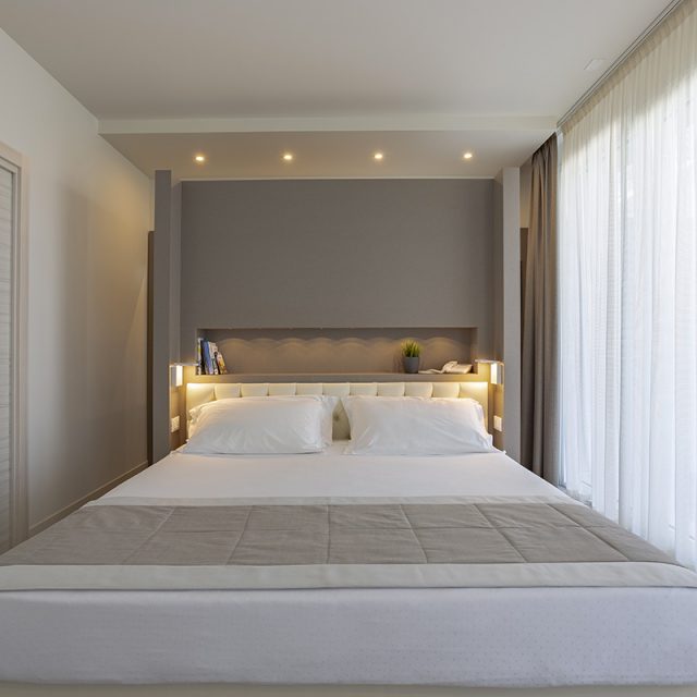 https://www.gruppo5.it/wp-content/uploads/2022/06/1-soluzioni-salvaspazio-arredo-hotel-moderno-caorle-640x640.jpg