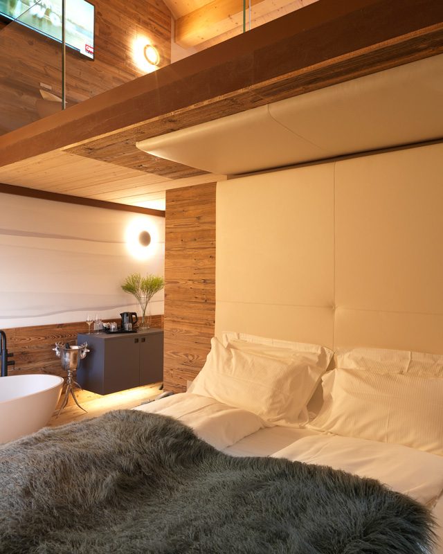 https://www.gruppo5.it/wp-content/uploads/2022/06/3-arredo-suite-hotel-moderno-legno-640x800.jpg