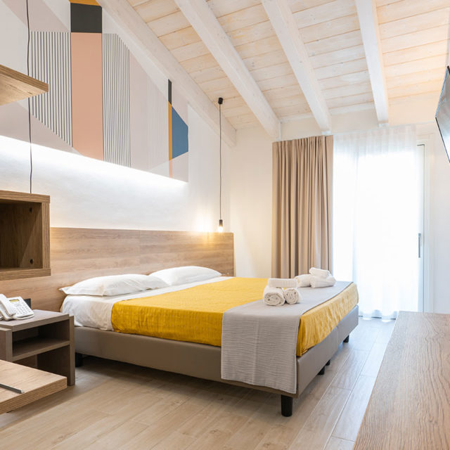 https://www.gruppo5.it/wp-content/uploads/2022/10/1-CL-M_mobili-hotel-moderno-geometrico-640x640.jpg