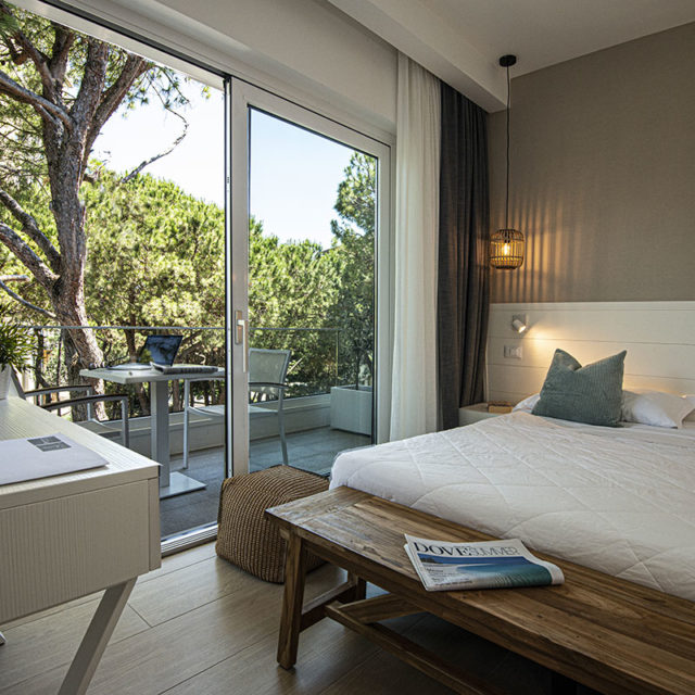 https://www.gruppo5.it/wp-content/uploads/2022/10/1-arredamento-design-suite-hotel-lignano-640x640.jpg