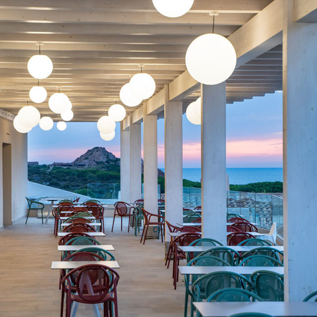 https://www.gruppo5.it/wp-content/uploads/2022/10/18-arredamenti-terrazza-estiva-640x640.jpg