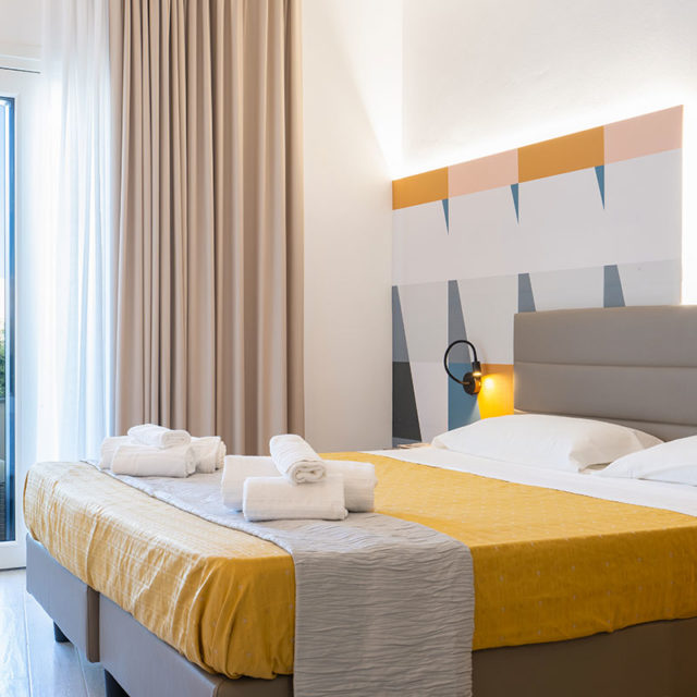 https://www.gruppo5.it/wp-content/uploads/2022/10/2-DLX-SV-progettazione-arredamenti-minimal-camere-hotel-640x640.jpg