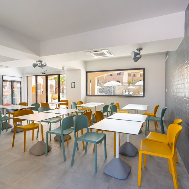 https://www.gruppo5.it/wp-content/uploads/2022/10/3-arredamento-pizzeria-villaggio-resort-640x640.jpg
