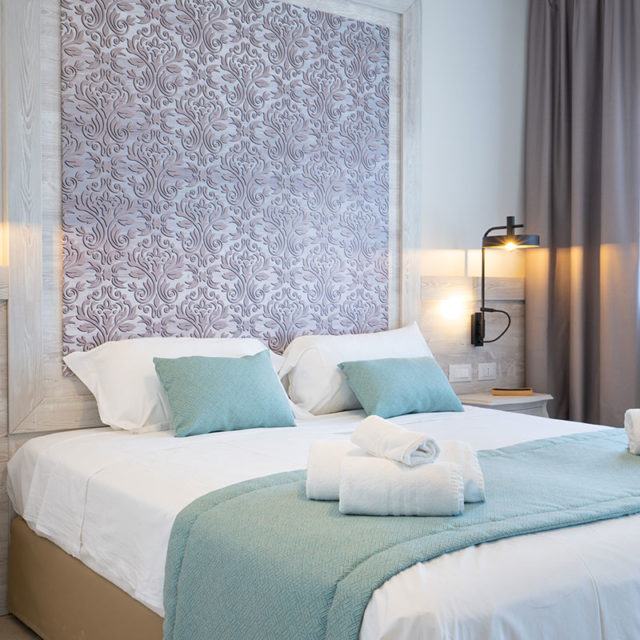 https://www.gruppo5.it/wp-content/uploads/2022/10/arredo_camera_resort_red_sun_resort_3-640x640.jpg