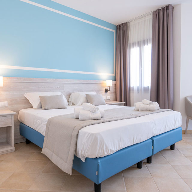 https://www.gruppo5.it/wp-content/uploads/2022/10/arredo_contract_albergo_mare_red_sun_resort_1-640x640.jpg