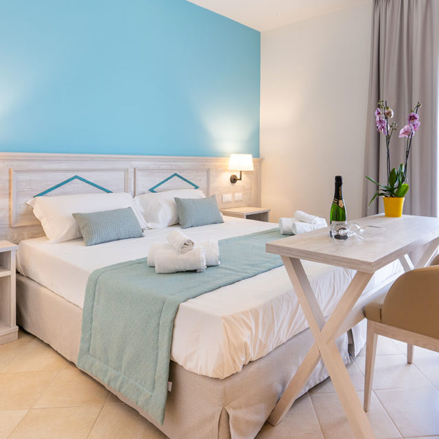 https://www.gruppo5.it/wp-content/uploads/2022/10/contract-camere-hotel-mare_red_sun_resort_1-640x640.jpg