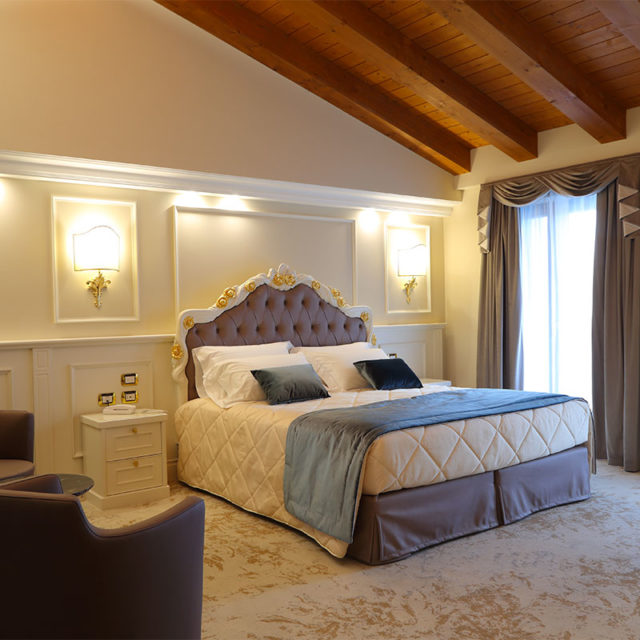 https://www.gruppo5.it/wp-content/uploads/2023/05/1-arredo-hotel-stile-neoclassico-640x640.jpg