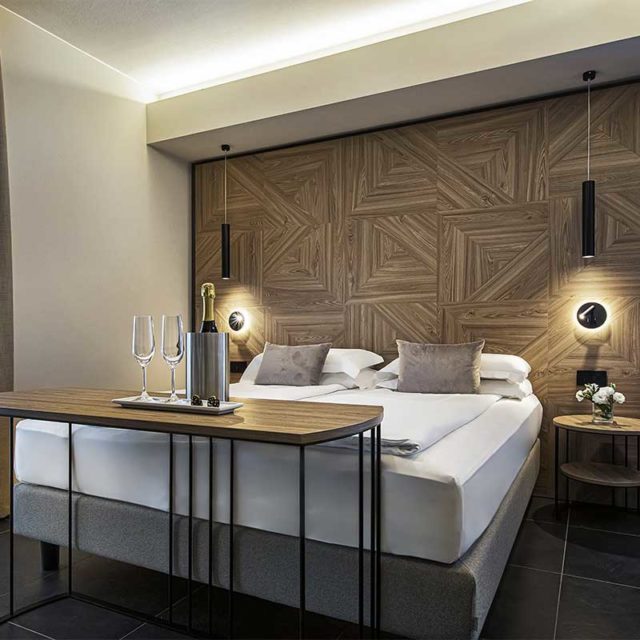 https://www.gruppo5.it/wp-content/uploads/2023/07/6-arredamento-camere-moderne-legno-boutique-hotel-640x640.jpg