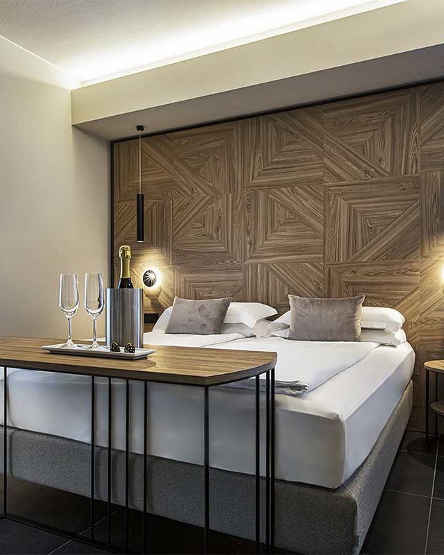 https://www.gruppo5.it/wp-content/uploads/2023/07/6-arredamento-camere-moderne-legno-boutique-hotel-640x800.jpg