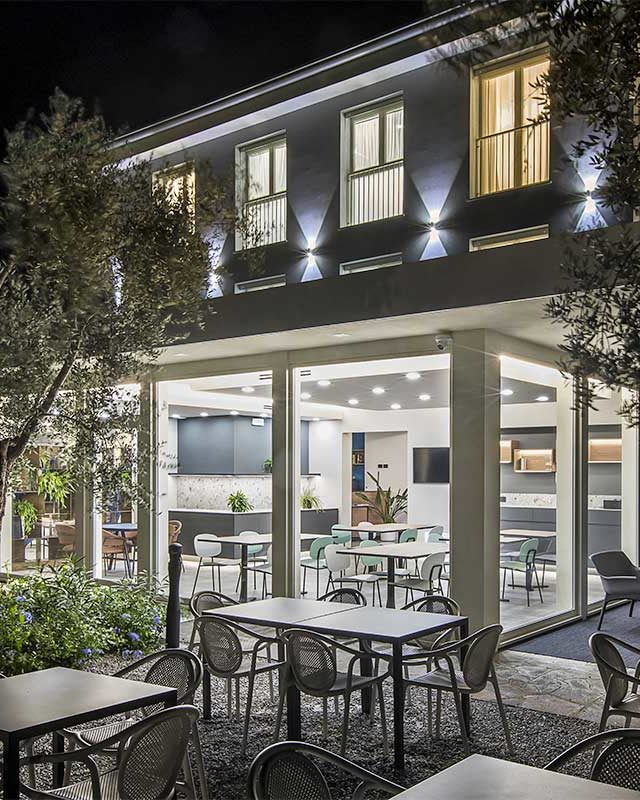https://www.gruppo5.it/wp-content/uploads/2023/07/7-arredo-elegante-moderno-hall-boutique-hotel-640x800.jpg