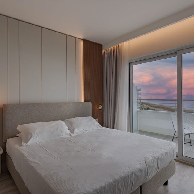 https://www.gruppo5.it/wp-content/uploads/2023/11/19-arredamento-hotel-raffinato-jesolo-legno-cannettato-640x640.jpg