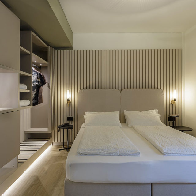 https://www.gruppo5.it/wp-content/uploads/2024/06/17-arredo-camera-hotel-brenzone-pannelli-doghe-legno-moderno-640x640.jpg