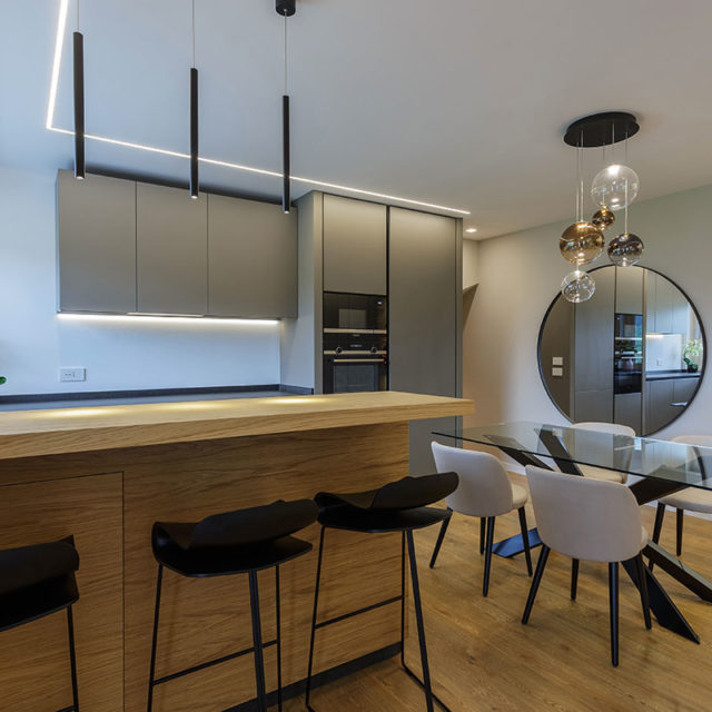 https://www.gruppo5.it/wp-content/uploads/2024/06/2-cucina-su-misura-grigio-opaco-legno-640x640.jpg