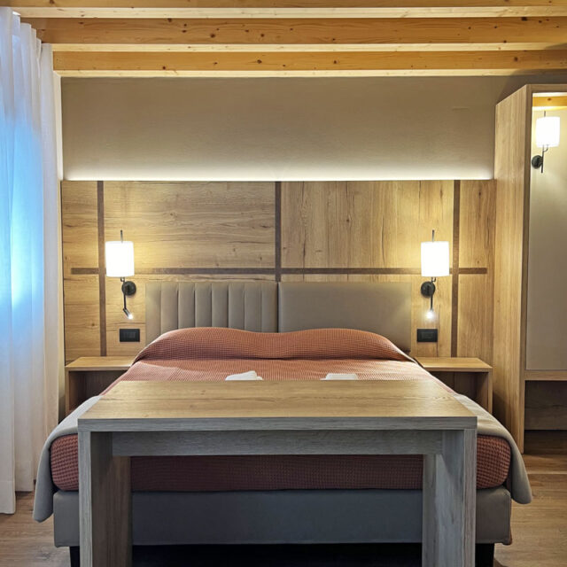 https://www.gruppo5.it/wp-content/uploads/2024/09/1-arredamento-moderno-agriturismo-montagna-640x640.jpg