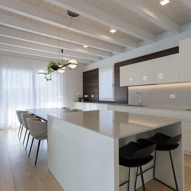 https://www.gruppo5.it/wp-content/uploads/2024/12/9-cucina-bianco-lucido-e-legno-vicenza-640x640.jpg