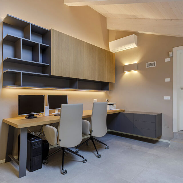 https://www.gruppo5.it/wp-content/uploads/2025/01/1-mobili-ufficio-in-legno-su-misura-640x640.jpg