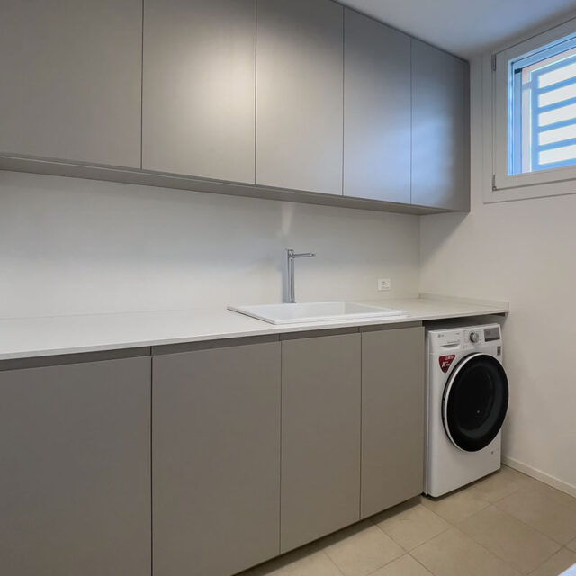 https://www.gruppo5.it/wp-content/uploads/2025/01/2-mobile-grigio-lavanderia-su-misura-640x640.jpg